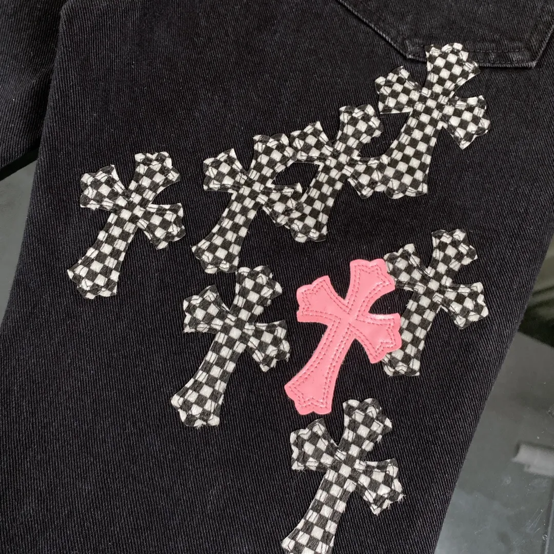 🅿️330 Chrome hearts new city-limited style flame plaid black and pink jeans Chrome hearts city-limited jeans Hardware customization Original development vintage levis American-made 501 black and gray base version Levi's American-made 501 base version Imported sheepskin 925 silver jewelry remake [Top heavy industry fashionable design] Consistently made in high street luxury style. Speaking of this style, the Zangyin family and GU family are definitely the leading representative brands. Especially the Zangyin family has really achieved a state-of-the-art effect in creating high street style. The unique washed material is used to create this style. The color system is quite eye-catching. It is decorated with patchwork cross flowers, which cleverly highlights the charm of the brand. Secondly, this style uses classic The high-waist cutting design highlights the long legs and fashionable temperament of the upper body. The brand is highly recognizable and the slim fit configuration is more suitable for daily wear. It is a product that interprets personality, fashion, and specifications at a glance. This single product is enough to make any fan excited. It can be a white T-shirt for youthful preppy style, or a tight suspender for lady style. It has strong matching ability and can be easily controlled by men.  [Material and craftsmanship] Needless to say, this point goes without saying. As an excellent craftsman brand, Zangyin has really perfect requirements for details and craftsmanship. The washed color of this model has gone through so many processes, not to mention the embellishment of the denim appliqués. It is also purely handmade and sewn. Just like what they believe in, only handmade things have soul and have the meaning of wear. A top-notch heavy-duty fashionable denim item, I look forward to your perfect interpretation! !  Color: Black Size: S M L XL